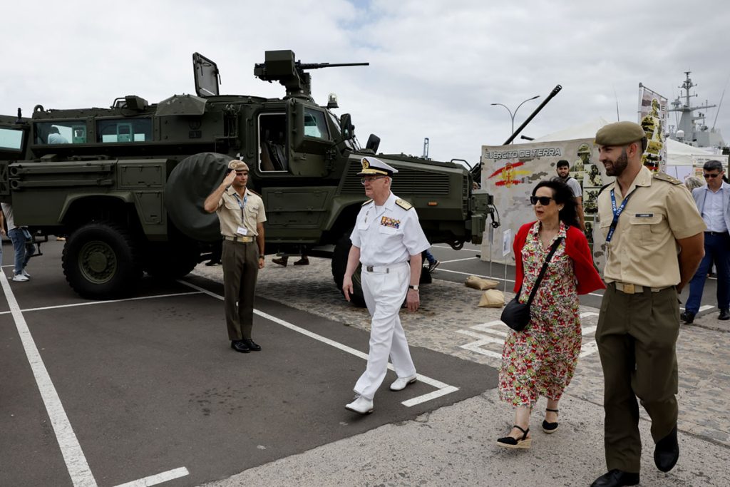 Multitudinaria revista naval y exhibición dinámica marcan el inicio del DIFAS en Gran Canaria - DEFENSANEWS.COM - Noticias defensa y seguridad